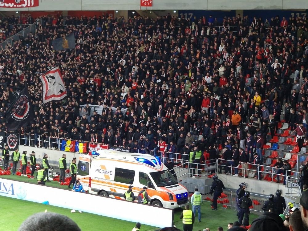 Panică în tribunele stadionului din Ghencea! Ambulanța, chemată să intervină de urgență_5