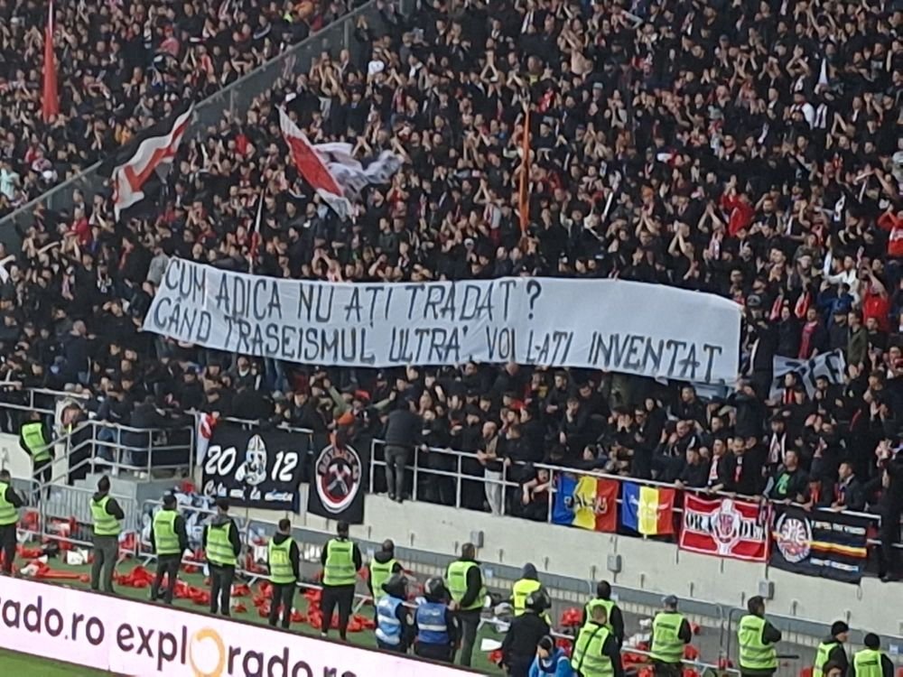 Spectacol la CSA Steaua - Dinamo: „Stați prin tribunale și vă amăgiți, asta nu e Steaua pe care o iubiți! / Când erați la retrogradare, bătea vântul în deplasare!”_3