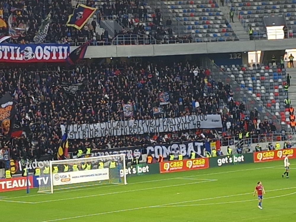 Spectacol la CSA Steaua - Dinamo: „Stați prin tribunale și vă amăgiți, asta nu e Steaua pe care o iubiți! / Când erați la retrogradare, bătea vântul în deplasare!”_4