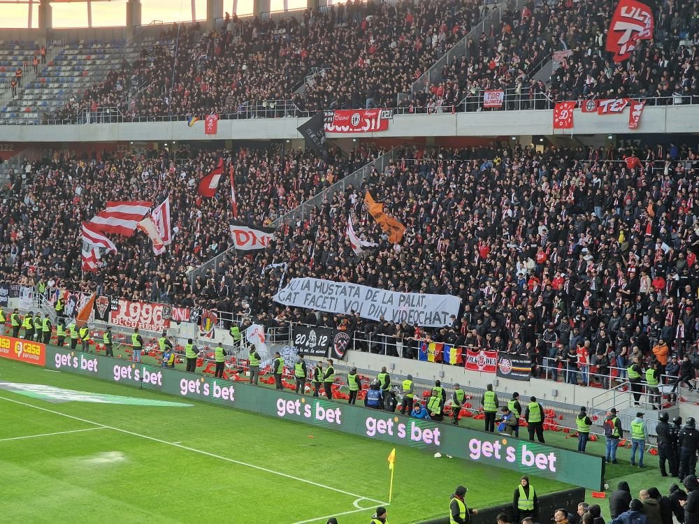 Spectacol la CSA Steaua - Dinamo: „Stați prin tribunale și vă amăgiți, asta nu e Steaua pe care o iubiți! / Când erați la retrogradare, bătea vântul în deplasare!”_5