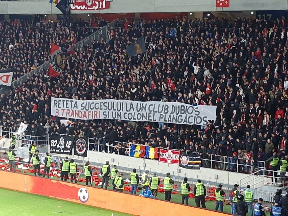 Spectacol la CSA Steaua - Dinamo: „Stați prin tribunale și vă amăgiți, asta nu e Steaua pe care o iubiți! / Când erați la retrogradare, bătea vântul în deplasare!”_6