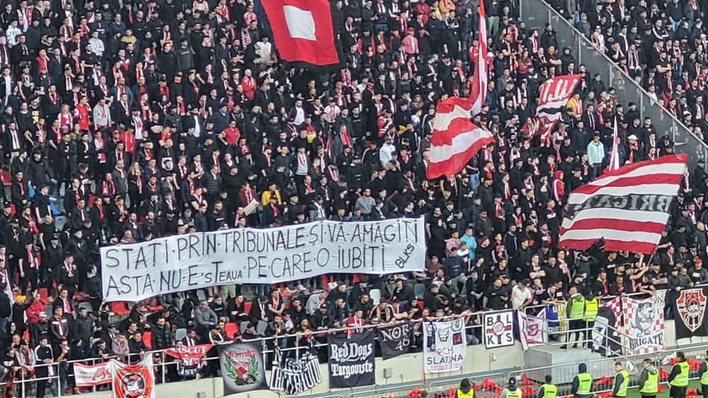 Spectacol la CSA Steaua - Dinamo: „Stați prin tribunale și vă amăgiți, asta nu e Steaua pe care o iubiți! / Când erați la retrogradare, bătea vântul în deplasare!”_7