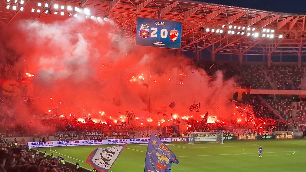 Spectacol la CSA Steaua - Dinamo: „Stați prin tribunale și vă amăgiți, asta nu e Steaua pe care o iubiți! / Când erați la retrogradare, bătea vântul în deplasare!”_9