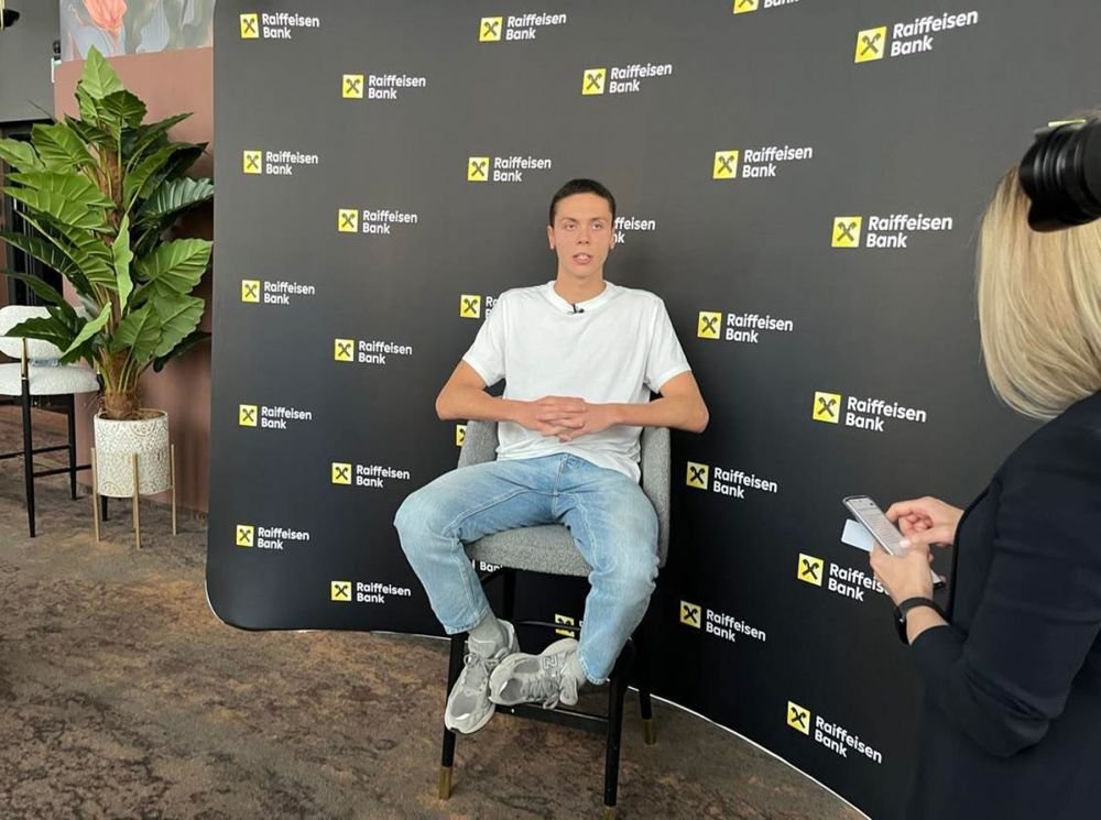 Popovici începe s-o detroneze pe Halep ca sportivul nr. 1 al României. Cu ce brand internațional a semnat înotătorul_3