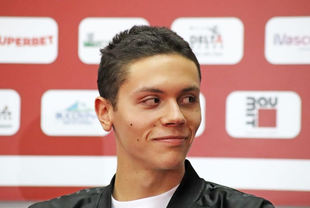 Popovici începe s-o detroneze pe Halep ca sportivul nr. 1 al României. Cu ce brand internațional a semnat înotătorul_5