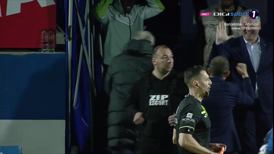 Dan Petrescu l-a ignorat pe Gică Hagi la finalul partidei Farul - CFR 1-0. Gestul fără fair-play al tehnicianului campioanei _6