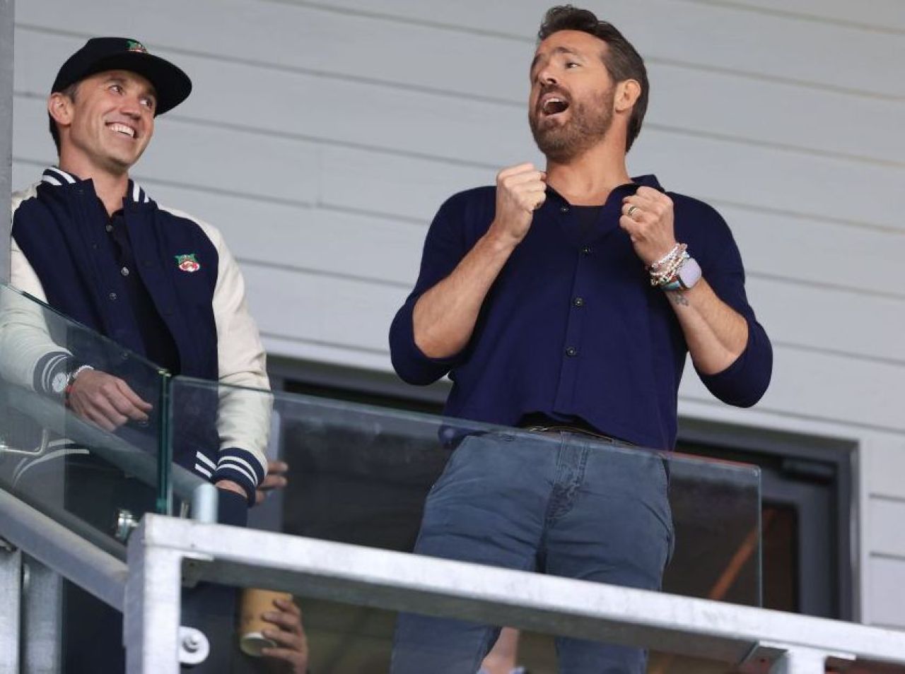 Actorul Ryan Reynolds a izbucnit în plâns după ce Wrexham, cu 110 puncte și 115 goluri, a promovat în fotbalul profesionist englez!_1