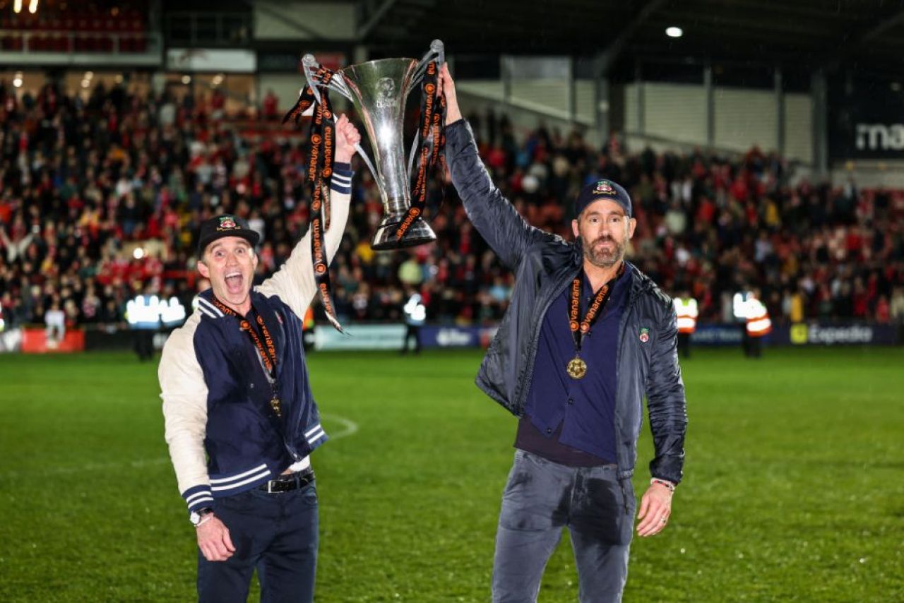Actorul Ryan Reynolds a izbucnit în plâns după ce Wrexham, cu 110 puncte și 115 goluri, a promovat în fotbalul profesionist englez!_2