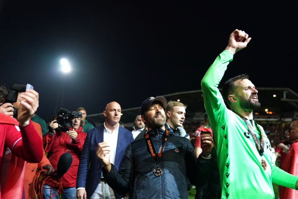 Actorul Ryan Reynolds a izbucnit în plâns după ce Wrexham, cu 110 puncte și 115 goluri, a promovat în fotbalul profesionist englez!_4