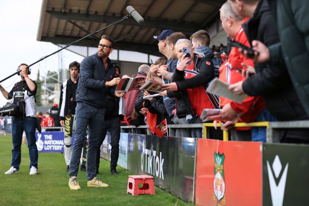 Actorul Ryan Reynolds a izbucnit în plâns după ce Wrexham, cu 110 puncte și 115 goluri, a promovat în fotbalul profesionist englez!_10