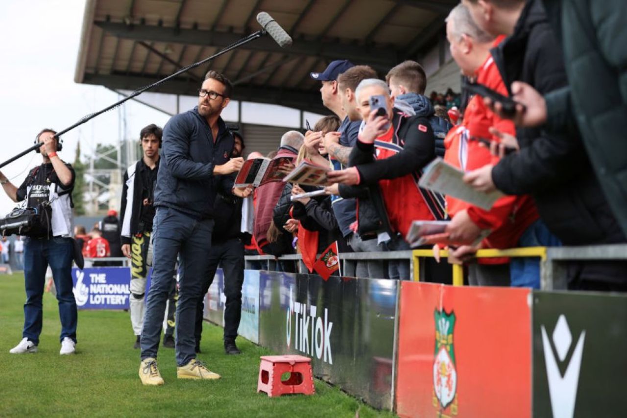 Actorul Ryan Reynolds a izbucnit în plâns după ce Wrexham, cu 110 puncte și 115 goluri, a promovat în fotbalul profesionist englez!_10