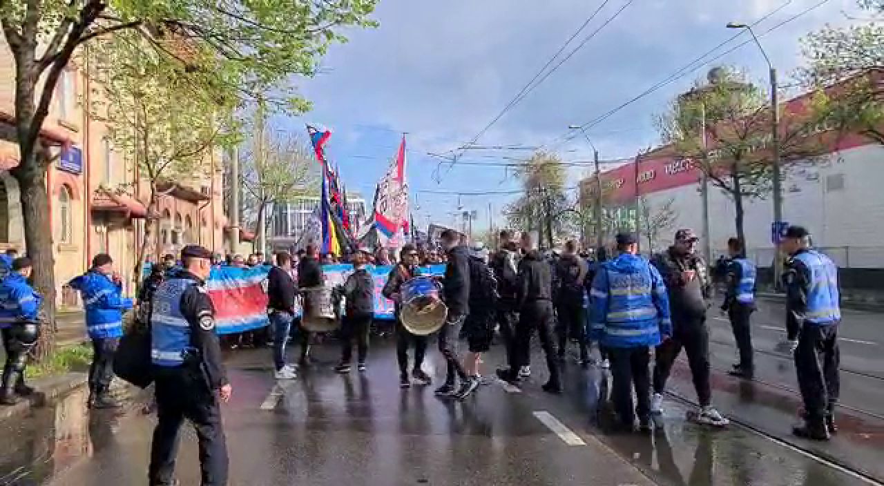 Pe locuri, fiți gata! Galeria FCSB a plecat spre Giulești! Unde s-au adăpostit suporterii de ploaie_4