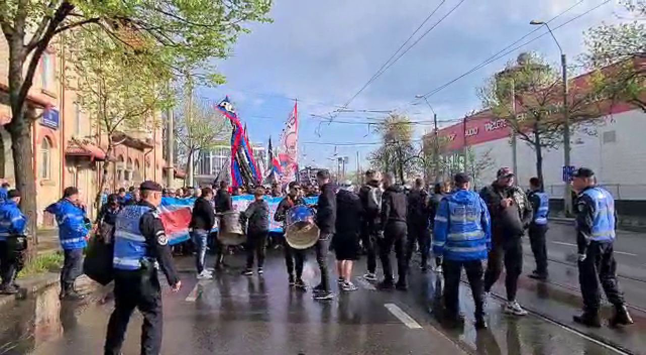 Pe locuri, fiți gata! Galeria FCSB a plecat spre Giulești! Unde s-au adăpostit suporterii de ploaie_5
