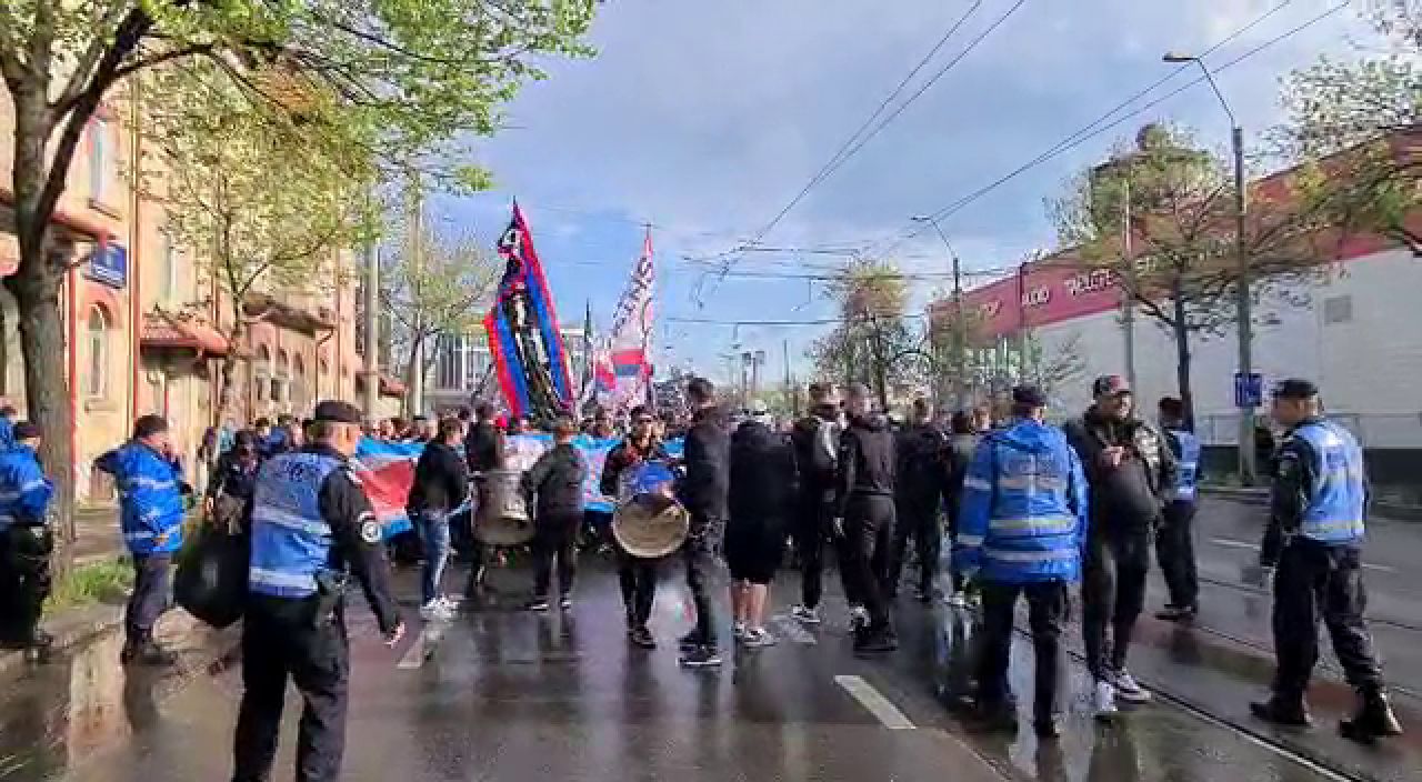 Pe locuri, fiți gata! Galeria FCSB a plecat spre Giulești! Unde s-au adăpostit suporterii de ploaie_6