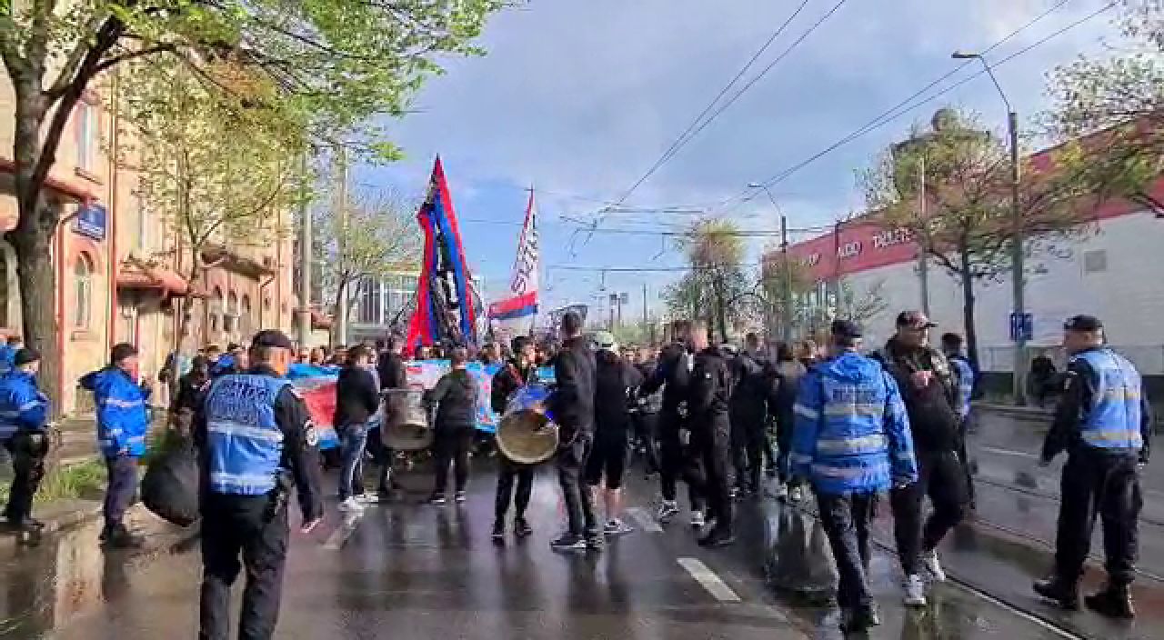 Pe locuri, fiți gata! Galeria FCSB a plecat spre Giulești! Unde s-au adăpostit suporterii de ploaie_8