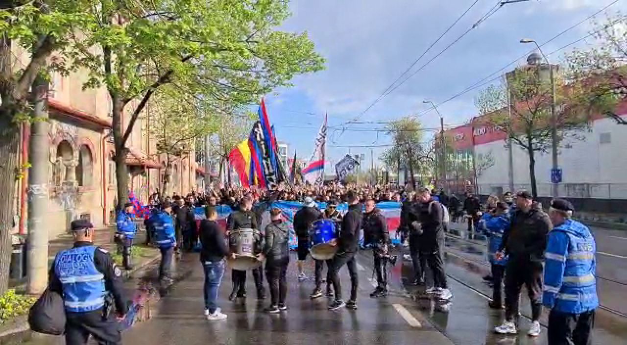 Pe locuri, fiți gata! Galeria FCSB a plecat spre Giulești! Unde s-au adăpostit suporterii de ploaie_11
