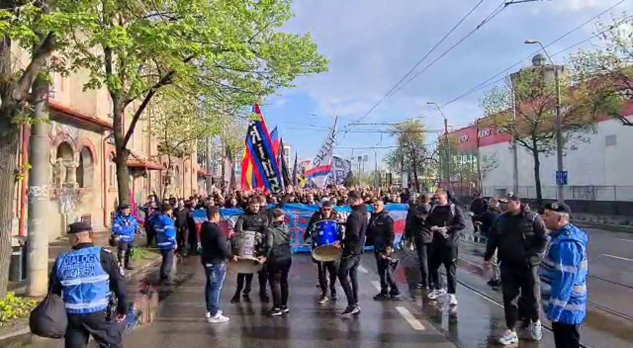 Pe locuri, fiți gata! Galeria FCSB a plecat spre Giulești! Unde s-au adăpostit suporterii de ploaie_12