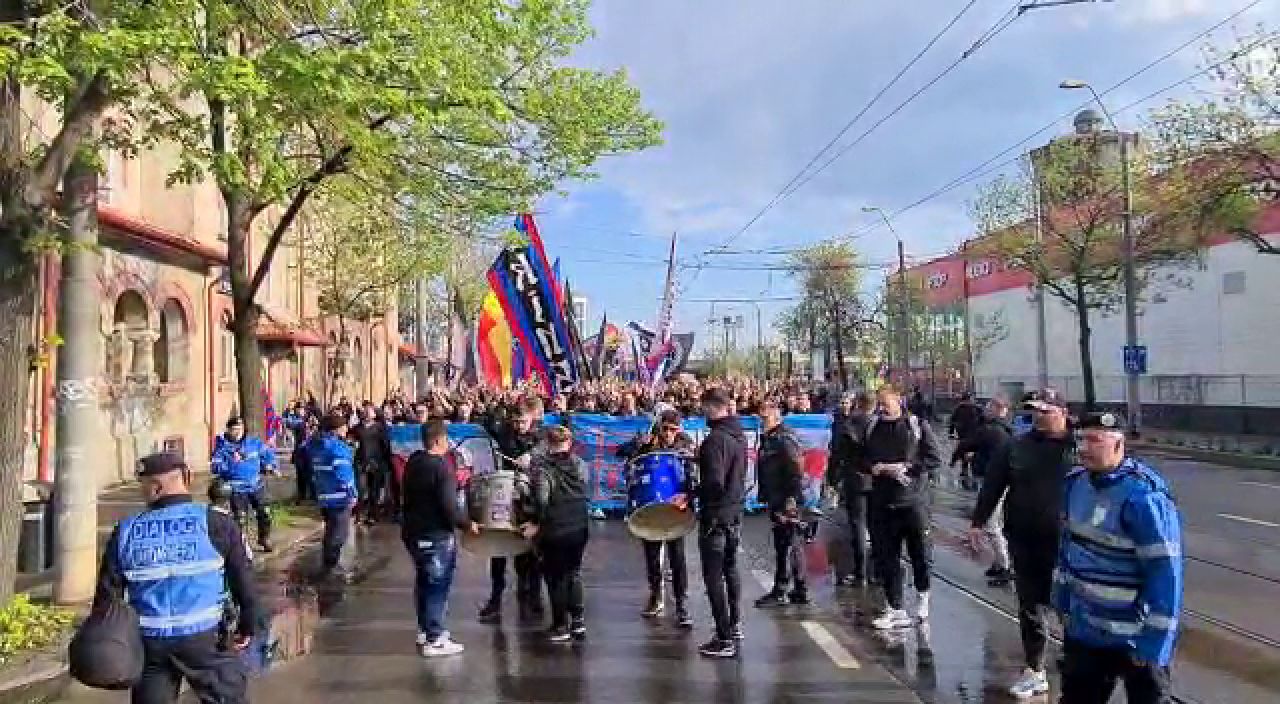 Pe locuri, fiți gata! Galeria FCSB a plecat spre Giulești! Unde s-au adăpostit suporterii de ploaie_13