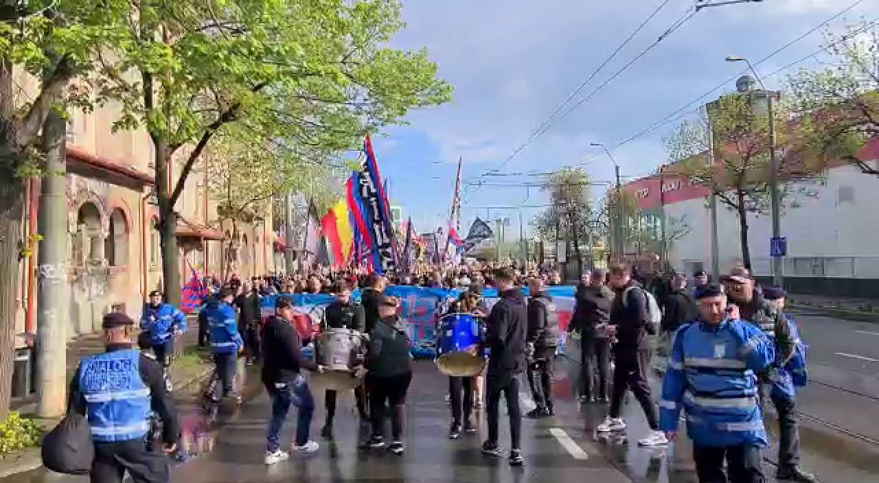 Pe locuri, fiți gata! Galeria FCSB a plecat spre Giulești! Unde s-au adăpostit suporterii de ploaie_15