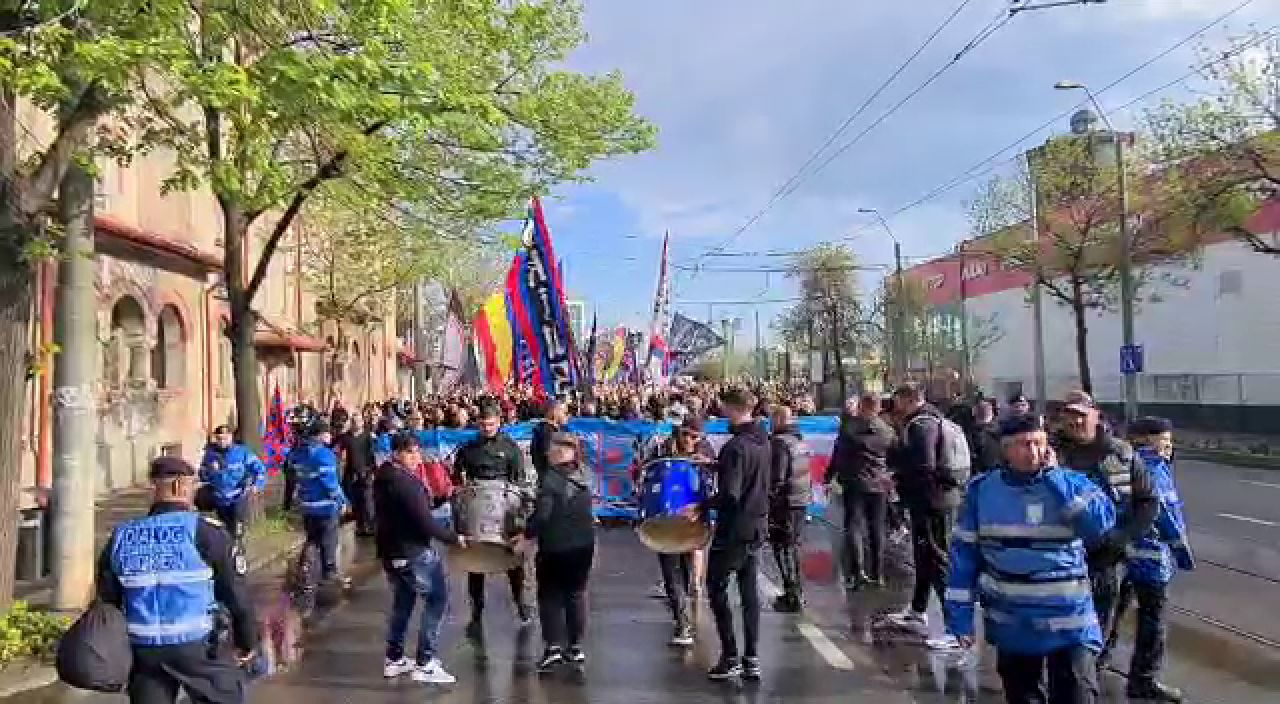 Pe locuri, fiți gata! Galeria FCSB a plecat spre Giulești! Unde s-au adăpostit suporterii de ploaie_16