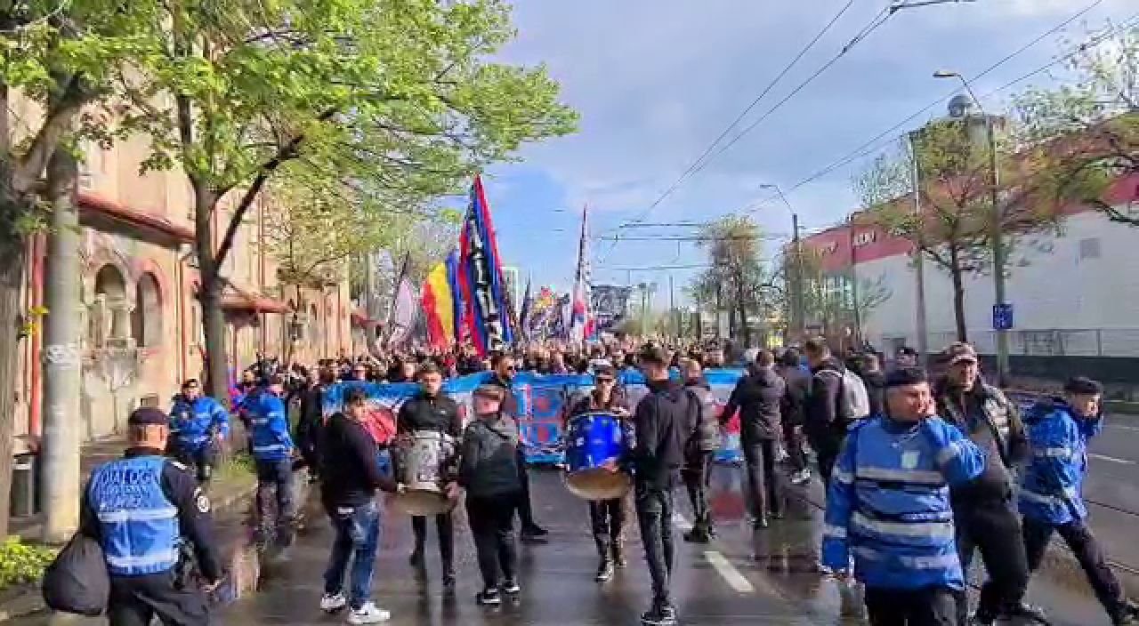 Pe locuri, fiți gata! Galeria FCSB a plecat spre Giulești! Unde s-au adăpostit suporterii de ploaie_18