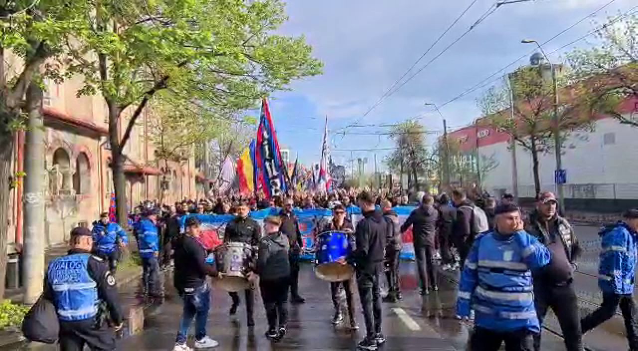 Pe locuri, fiți gata! Galeria FCSB a plecat spre Giulești! Unde s-au adăpostit suporterii de ploaie_19