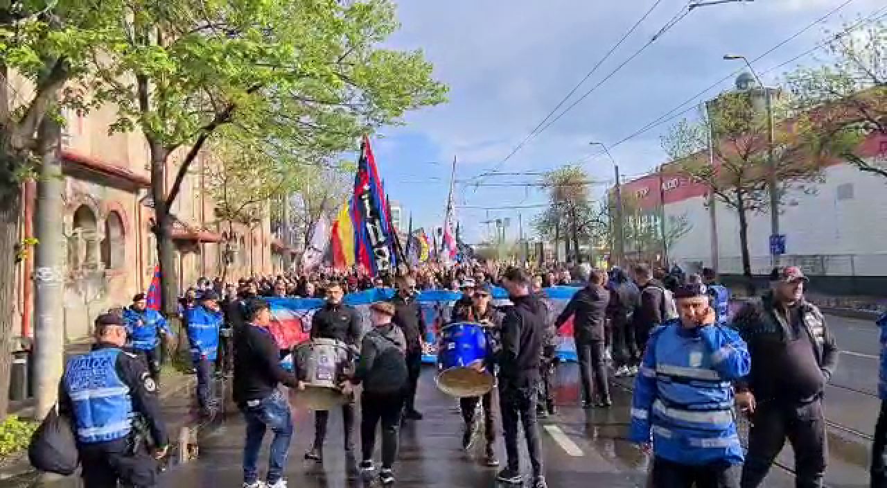 Pe locuri, fiți gata! Galeria FCSB a plecat spre Giulești! Unde s-au adăpostit suporterii de ploaie_20