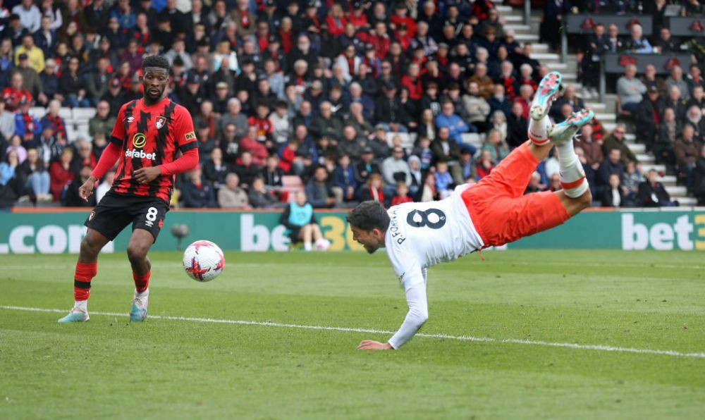 A marcat un gol spectaculos cu 'lovitura scorpion', apoi a izbucnit în lacrimi pe teren. Reușita momentului în Premier League_2