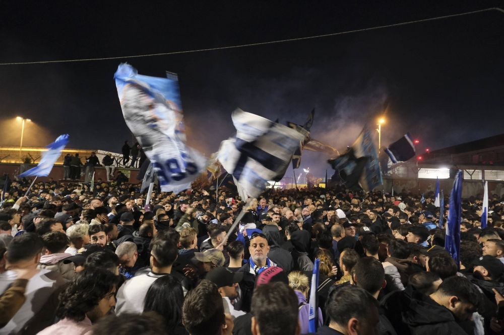 Sărbătoare la Napoli! Fanii au ieșit în stradă după victoria cu Juventus, chiar dacă echipa nu este matematic campioană_1