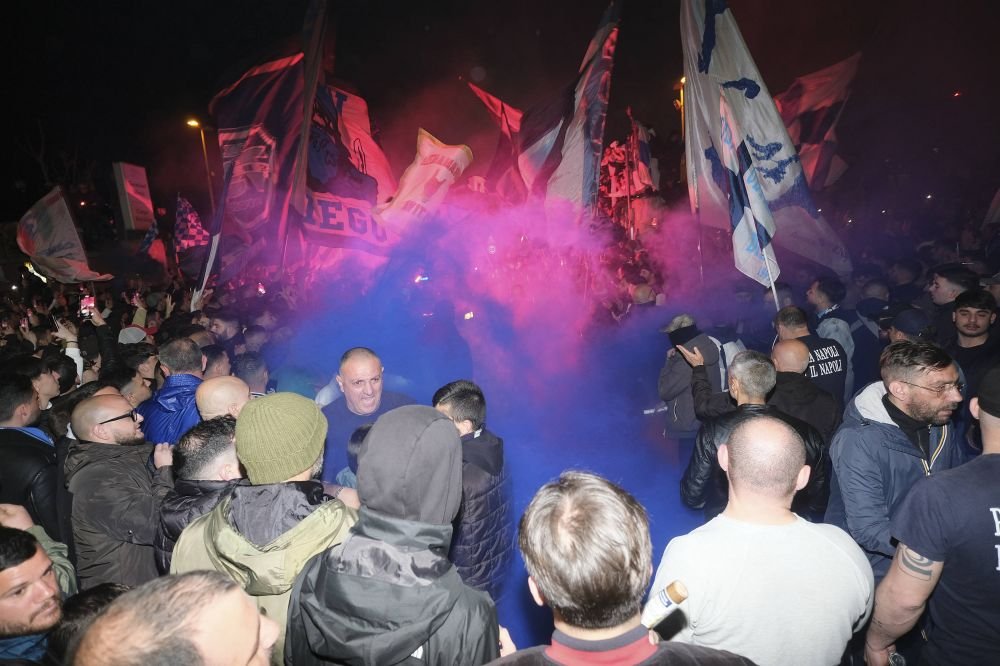 Sărbătoare la Napoli! Fanii au ieșit în stradă după victoria cu Juventus, chiar dacă echipa nu este matematic campioană_2