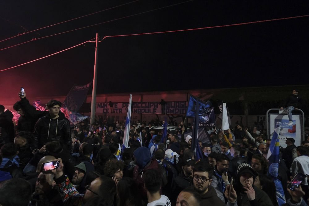 Sărbătoare la Napoli! Fanii au ieșit în stradă după victoria cu Juventus, chiar dacă echipa nu este matematic campioană_7