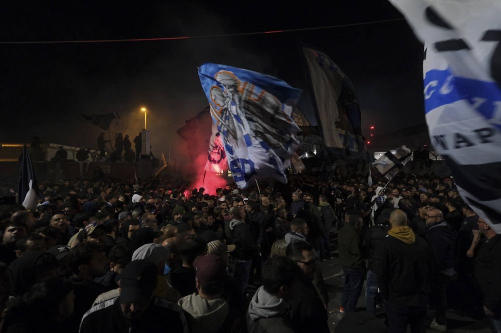 Sărbătoare la Napoli! Fanii au ieșit în stradă după victoria cu Juventus, chiar dacă echipa nu este matematic campioană_8