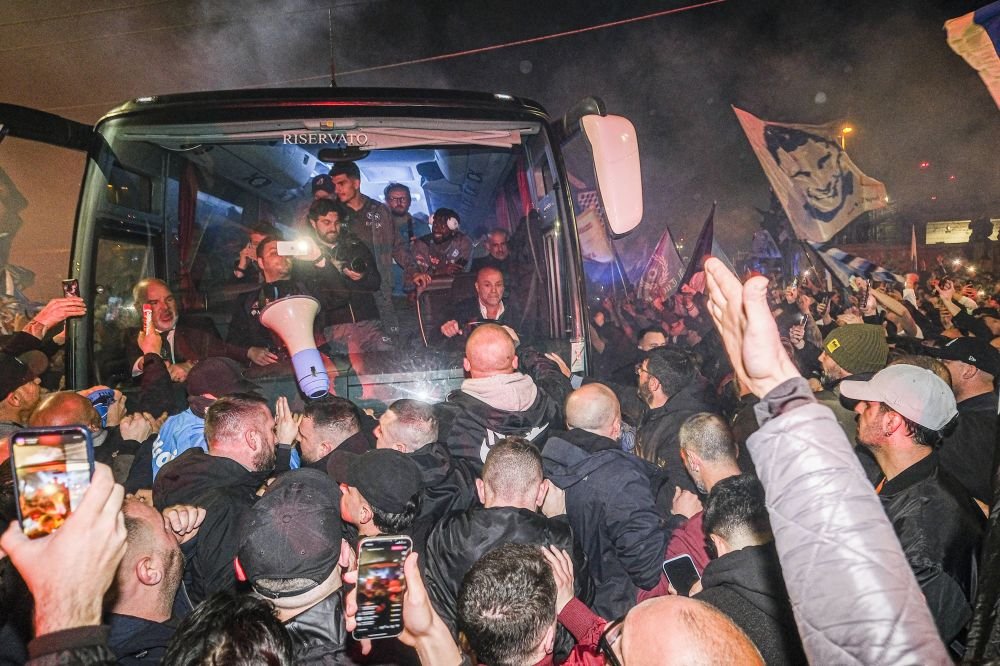 Sărbătoare la Napoli! Fanii au ieșit în stradă după victoria cu Juventus, chiar dacă echipa nu este matematic campioană_9
