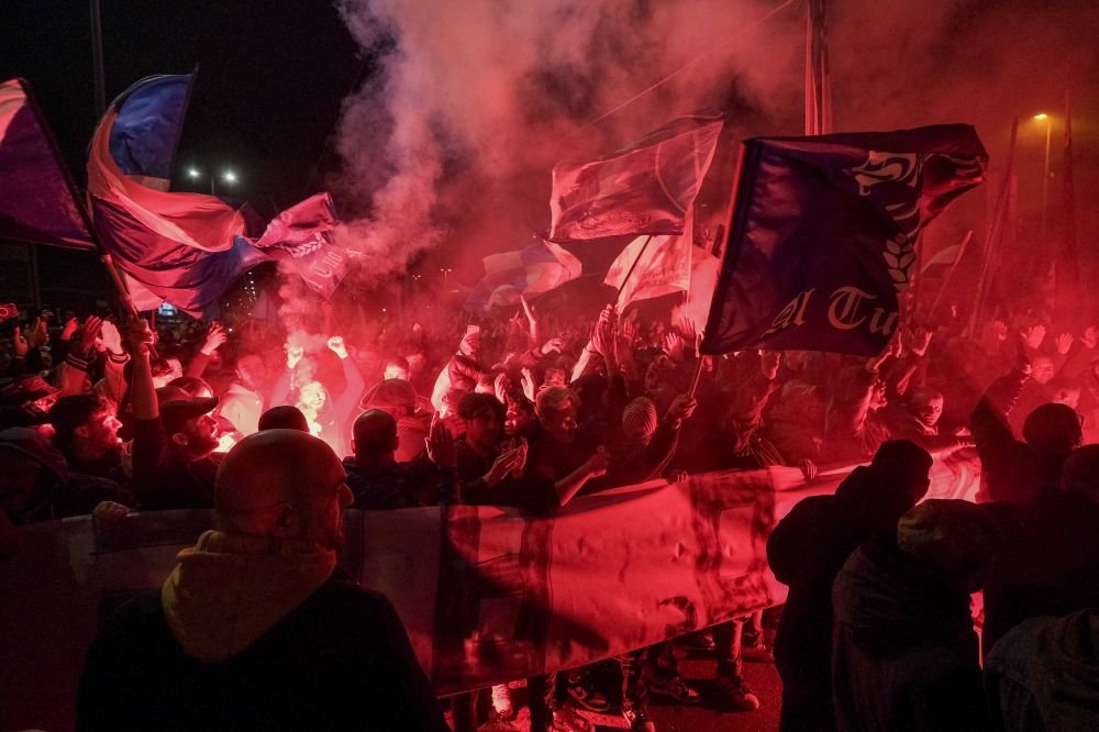 Sărbătoare la Napoli! Fanii au ieșit în stradă după victoria cu Juventus, chiar dacă echipa nu este matematic campioană_10