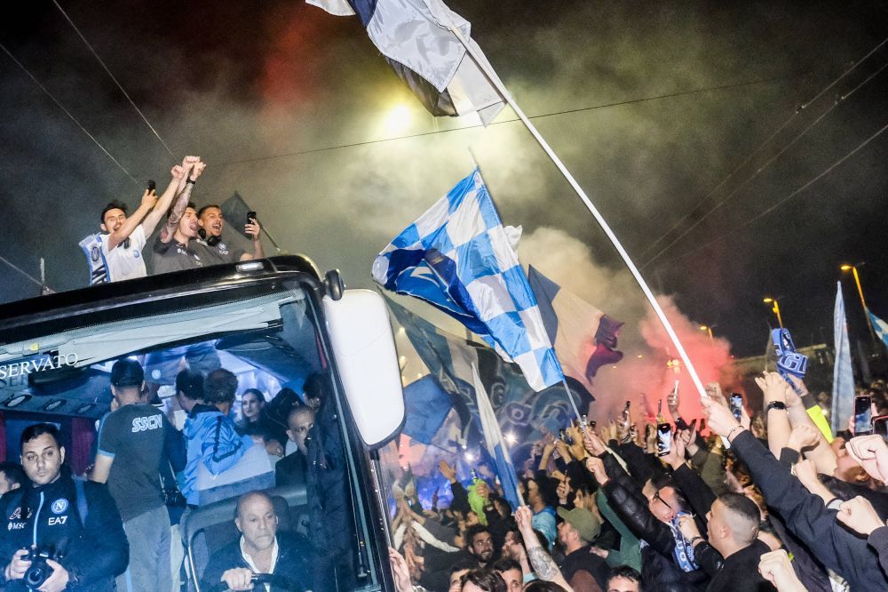 Sărbătoare la Napoli! Fanii au ieșit în stradă după victoria cu Juventus, chiar dacă echipa nu este matematic campioană_15