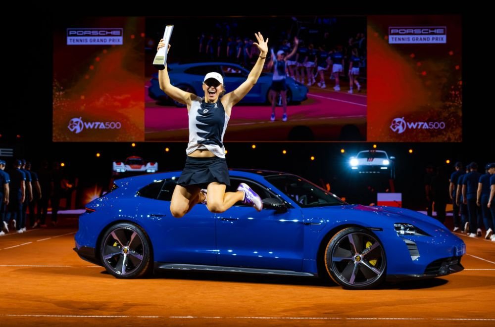 La un pas să-i calce pe copiii de mingi cu Porsche-ul! Ce a făcut Iga Swiatek la Stuttgart_31