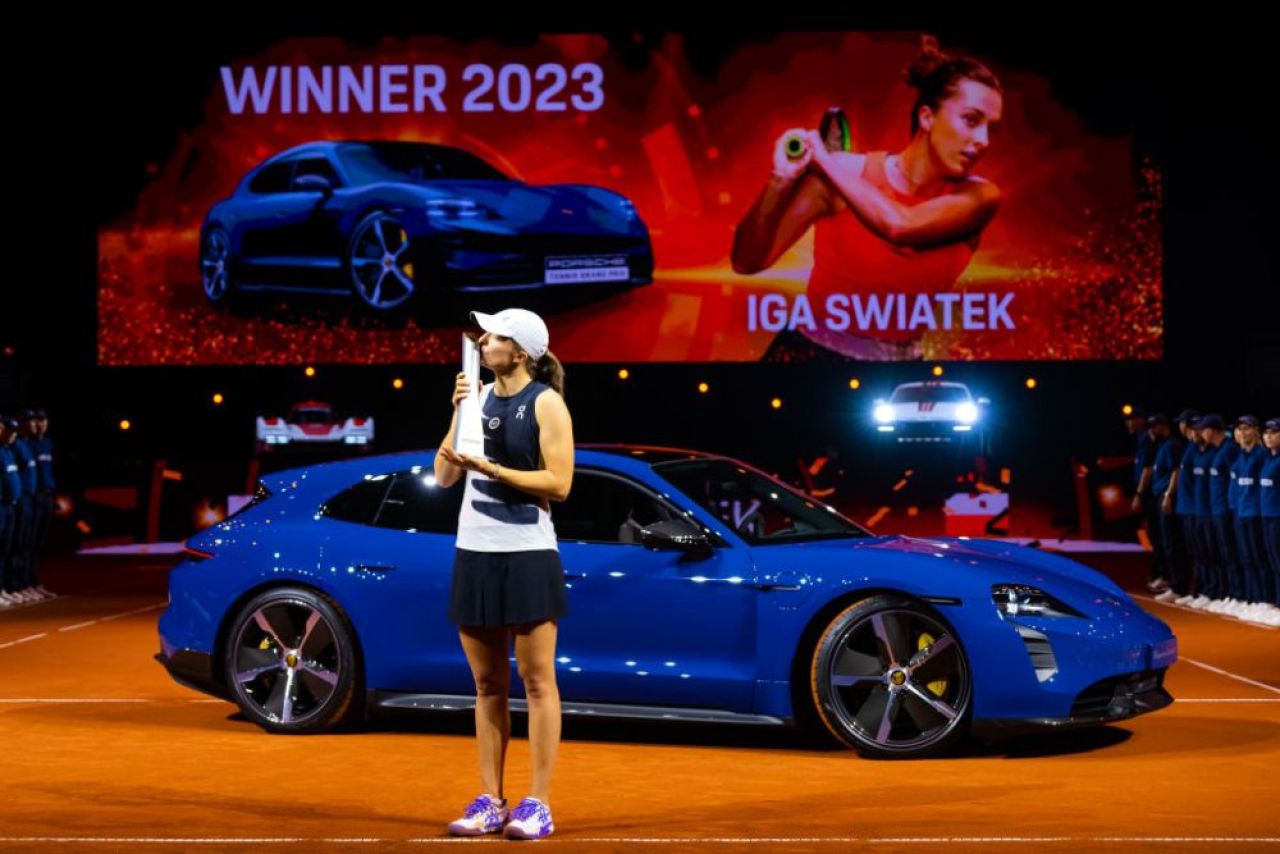 La un pas să-i calce pe copiii de mingi cu Porsche-ul! Ce a făcut Iga Swiatek la Stuttgart_33