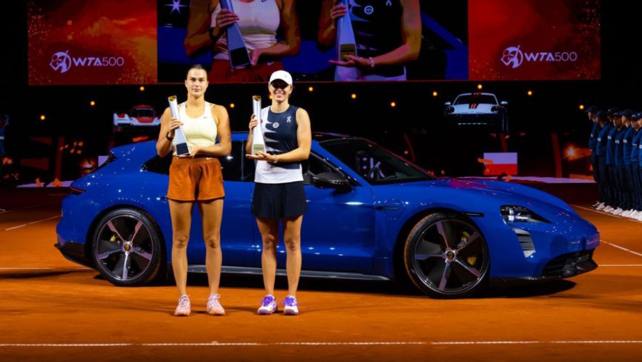 La un pas să-i calce pe copiii de mingi cu Porsche-ul! Ce a făcut Iga Swiatek la Stuttgart_34