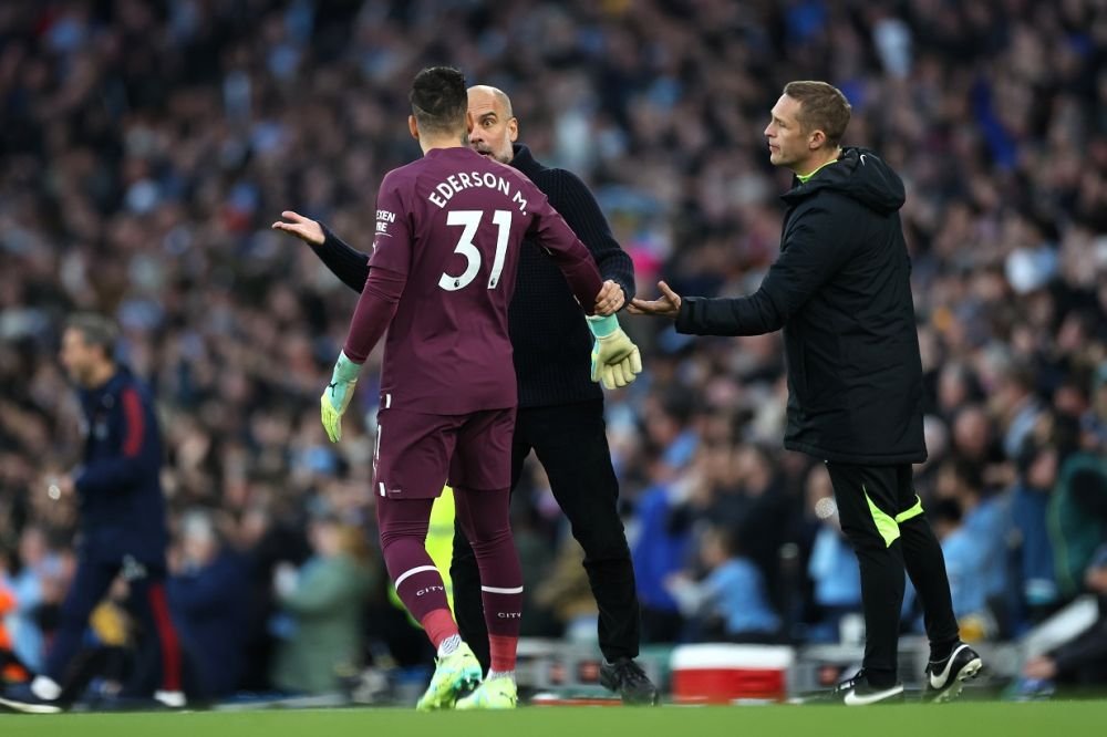 Ce făcea Pep Guardiola când toți fanii lui Manchester City sărbătoreu golul lui De Bruyne: 