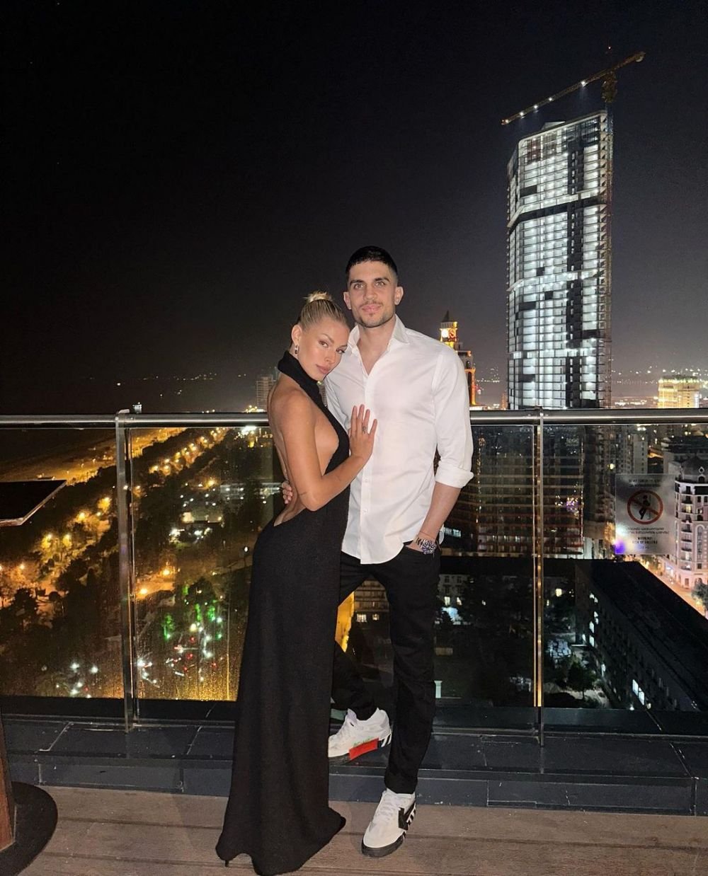 A arătat tot pe internet: „Nu te-am recunoscut cu haine pe tine!” Ea este cea mai sexy iubită de fotbalist_51