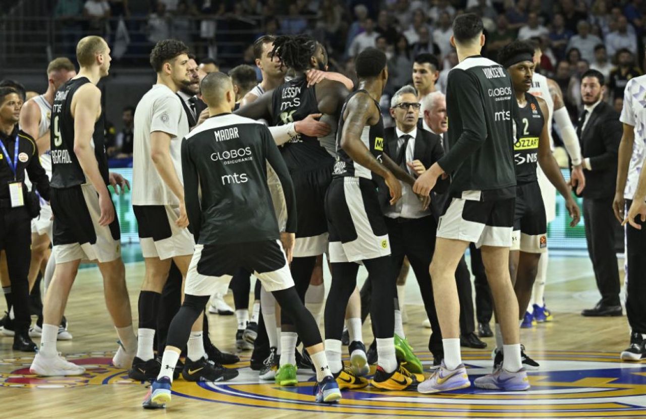 Bătaie ca-n Vestul Sălbatic! Jucătorii de la Partizan Belgrad, primiți ca niște eroi după incidentele violente de la Madrid_5