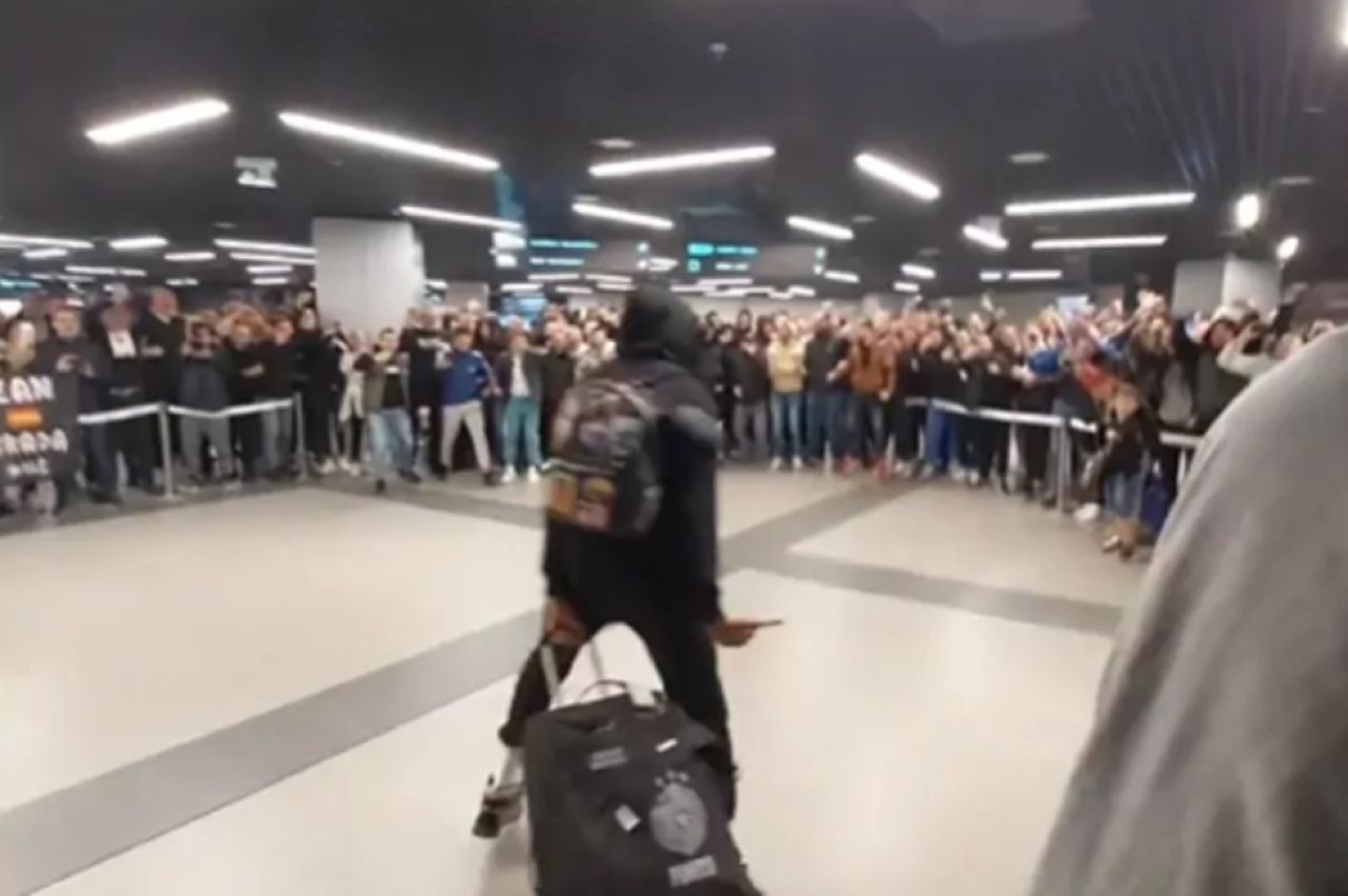 Bătaie ca-n Vestul Sălbatic! Jucătorii de la Partizan Belgrad, primiți ca niște eroi după incidentele violente de la Madrid_11
