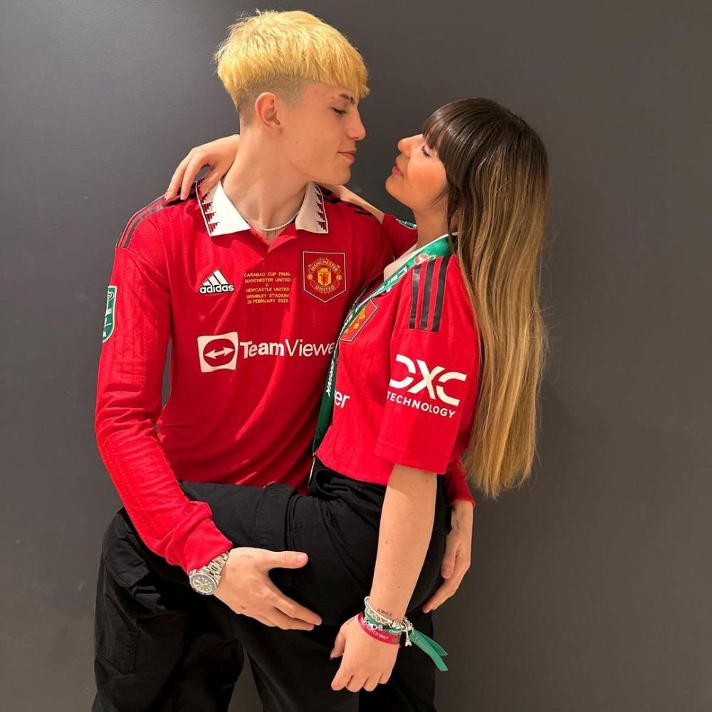 „Unde începe viața și dragostea nu se termină niciodată!” Starul de 18 ani al lui United a anunțat că devine tată după ce a semnat prelungirea _12