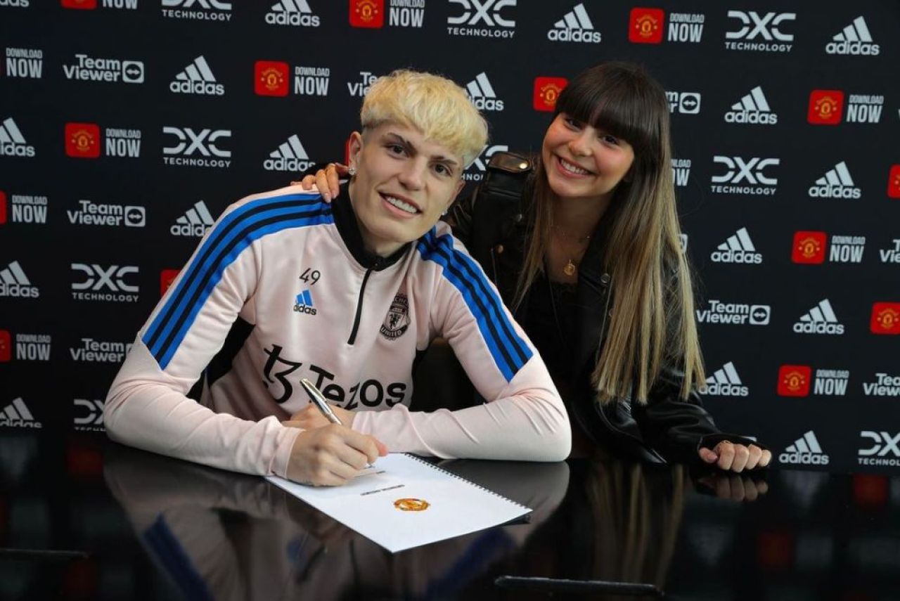 „Unde începe viața și dragostea nu se termină niciodată!” Starul de 18 ani al lui United a anunțat că devine tată după ce a semnat prelungirea _13