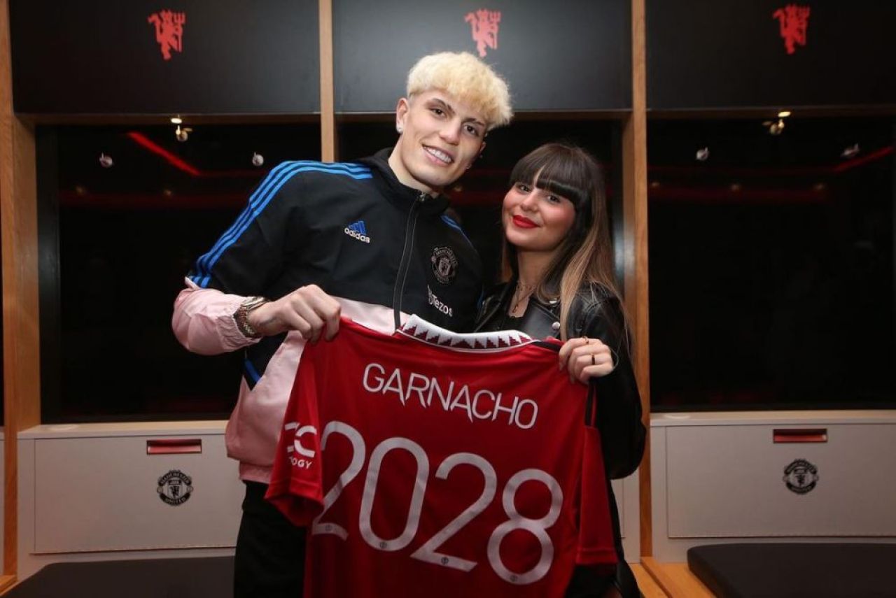 „Unde începe viața și dragostea nu se termină niciodată!” Starul de 18 ani al lui United a anunțat că devine tată după ce a semnat prelungirea _14