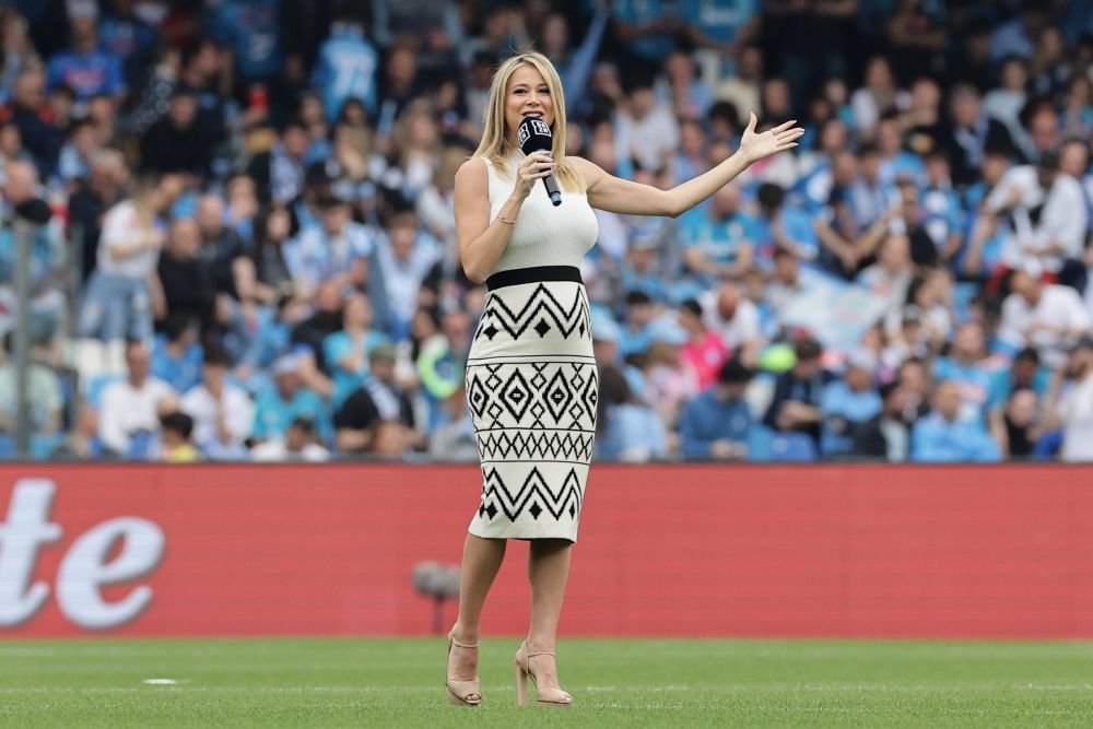 „Cea mai sexy mămică!” Diletta Leotta, apariție incendiară la centrul terenului în Napoli - Salernitana! Fanii s-au revoltat când au văzut-o cum s-a îmbrăcat _17