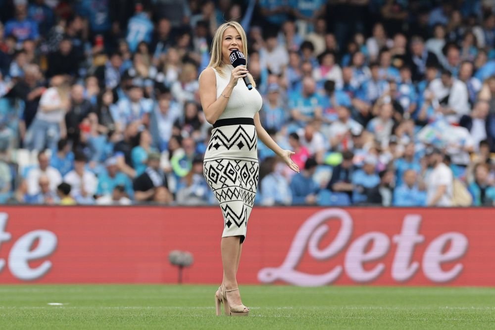 „Cea mai sexy mămică!” Diletta Leotta, apariție incendiară la centrul terenului în Napoli - Salernitana! Fanii s-au revoltat când au văzut-o cum s-a îmbrăcat _19