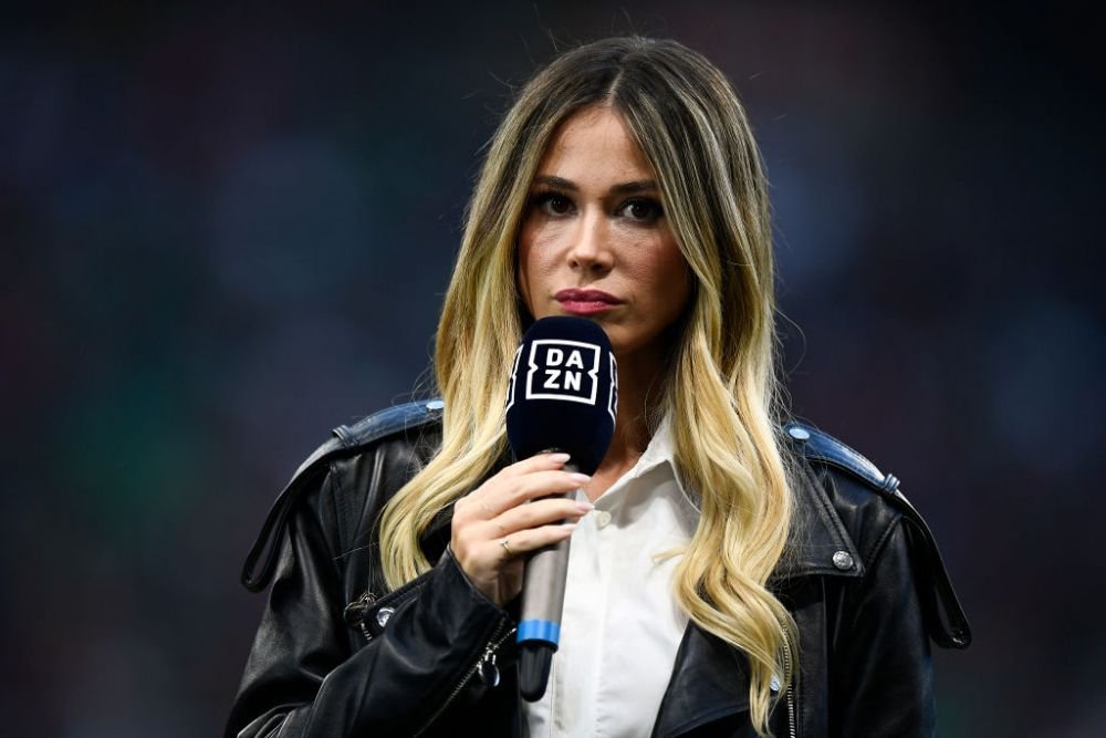 „Cea mai sexy mămică!” Diletta Leotta, apariție incendiară la centrul terenului în Napoli - Salernitana! Fanii s-au revoltat când au văzut-o cum s-a îmbrăcat _84