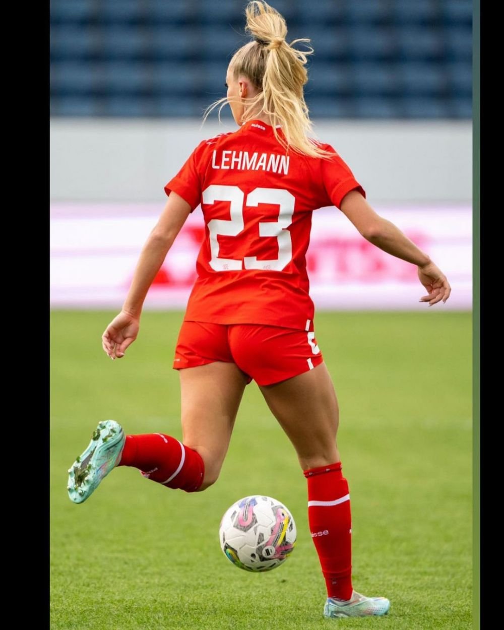 Cea mai sexy fotbalistă din lume, salvată de Marcus Rashford în club! Ce a făcut starul lui United pentru Alisha Lehmann după ce mai mulți bărbați au abordat-o _10
