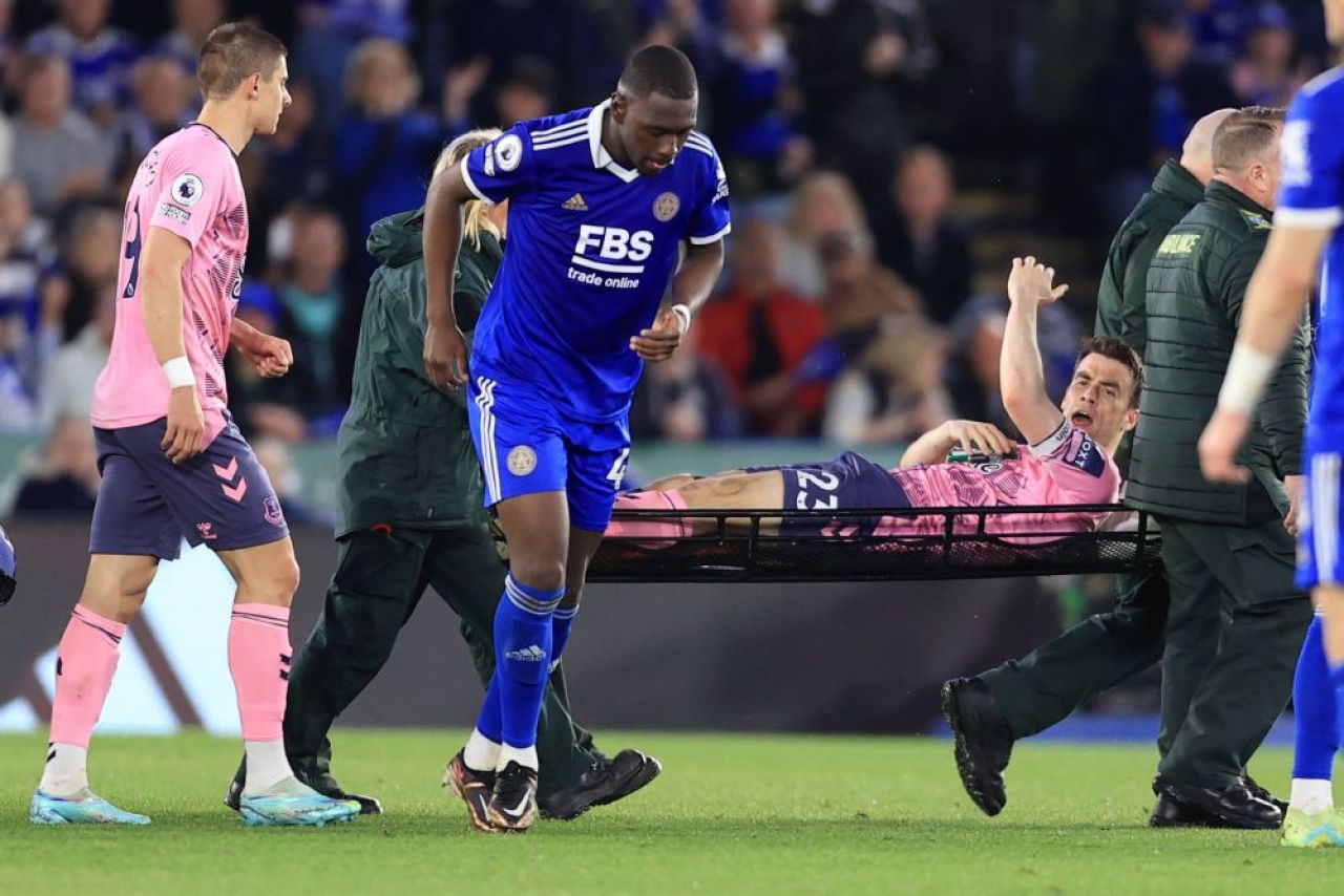 Accidentare horror a căpitanului lui Everton! Seamus Coleman, scos cu targa în meciul din Premier League cu Leicester_4